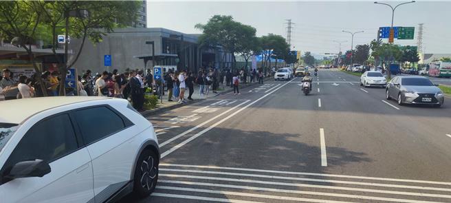 劳动部表示，如果劳工因地震无法准时到班或出勤，不可视为迟到、旷职论处。（林良齐摄）