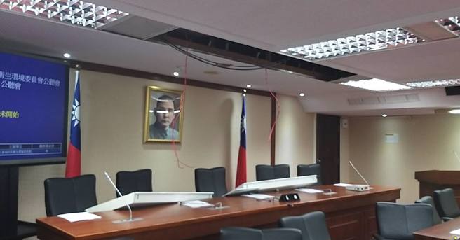 邱鎮軍Po出一張立法院會議室電燈被震落的照片。（圖 / 取自邱鎮軍臉書）