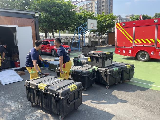 高雄市特搜队派10人1犬赴花莲救灾。（翻摄照片／洪靖宜高雄传真）