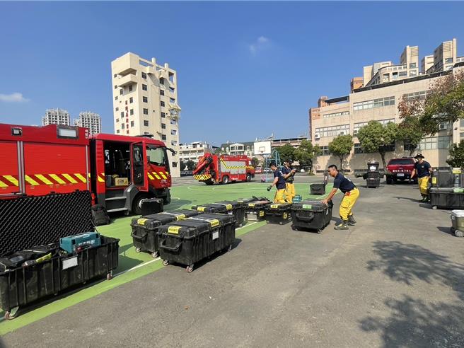 高雄市特搜队派10人1犬赴花莲救灾。（翻摄照片／洪靖宜高雄传真）