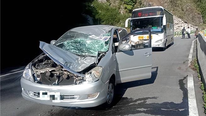 403大地震造成中横便道，滚落巨大落石，酿3车毁损。（翻摄照片／张妍溱台中传真）