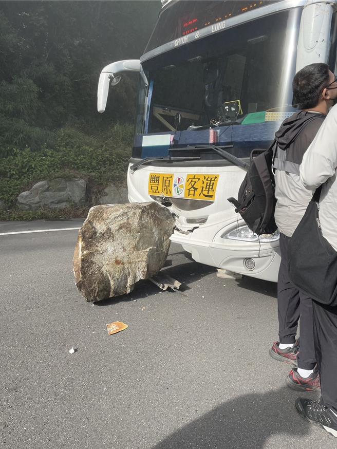 403大地震造成中横便道，滚落巨大落石，酿丰原客运车头毁损。（翻摄照片／张妍溱台中传真）