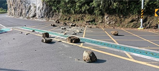 新竹縣消防局接獲24起地震相關報案，多處電梯受困及山區落石，還有孕婦嚇到破水。（尖石鄉公所提供／邱立雅竹縣傳真）