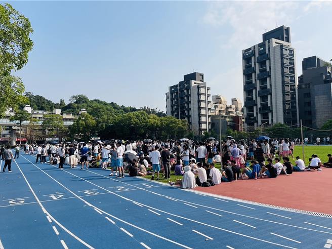 今天上午7時58分花蓮地區發生規模7.2的強震，考量安全，內湖高中學生早晨疏散在操場。（全中教提供） 