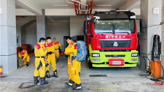 台东县消防局特搜队出动12车、约40人赴花莲县吉安乡支援地震救援。（萧嘉蕙摄）