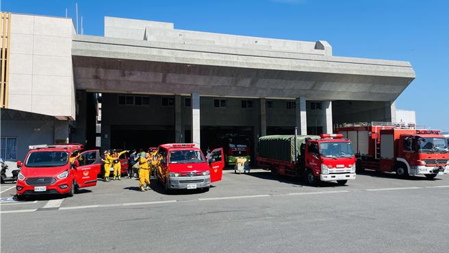 台东县消防局特搜队12部救灾车辆，装载各式救援精密仪器，总共4.5公吨。（萧嘉蕙摄）