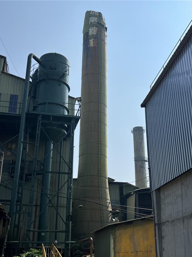 116年歷史的虎尾糖厂烟囱折断15米。（周丽兰摄）