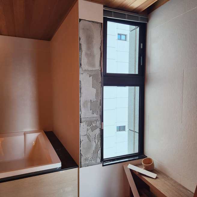 陳斐娟家裡的牆壁崩落。（圖／FB@阿娟的FreeStyle 主持人陳斐娟）