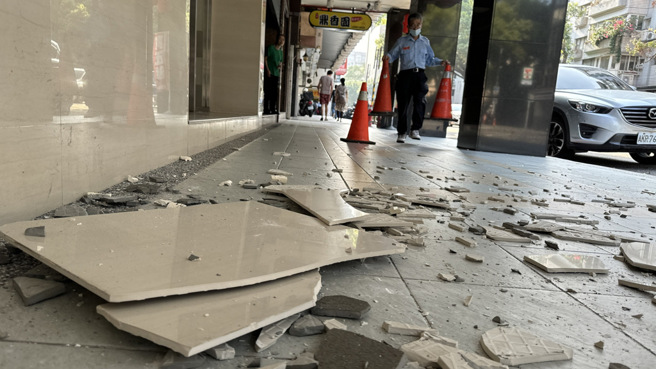 3日上午近8點發生地震，北市部分公寓大樓牆面磁磚掉落。（姚志平攝）