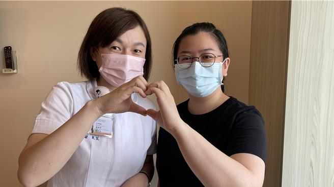 亞大醫院婦兒科病房護理長王明秋正發現前方女性患者也因過度緊張腿軟，當下立即衝過去充當「人形扶手」，緊抱著患者身體不斷安撫。（亞大醫院提供／馮惠宜台中傳真）