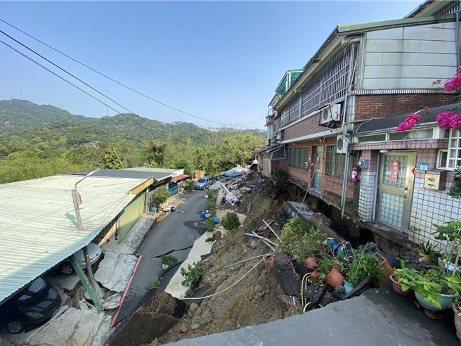 新店区安泰路60巷90弄传出地基下陷，现场住户全部撤离，幸无人受困受伤。（新北市消防局提供）