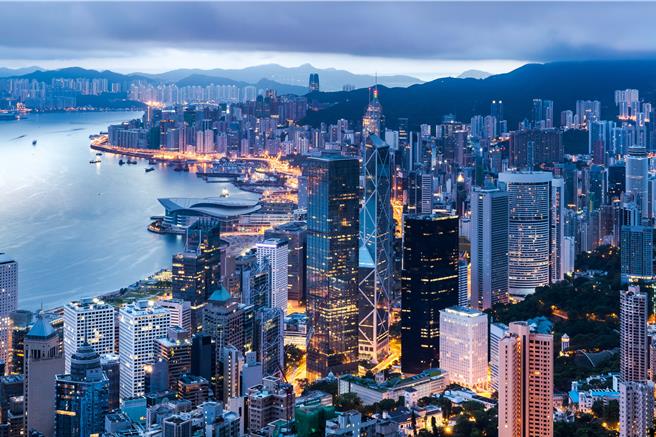 香港房市在2月底港府宣布全面「撤辣」之後極速反彈，讓新房3月成交量創下1998年後的24年單月新高。（shutterstock）
