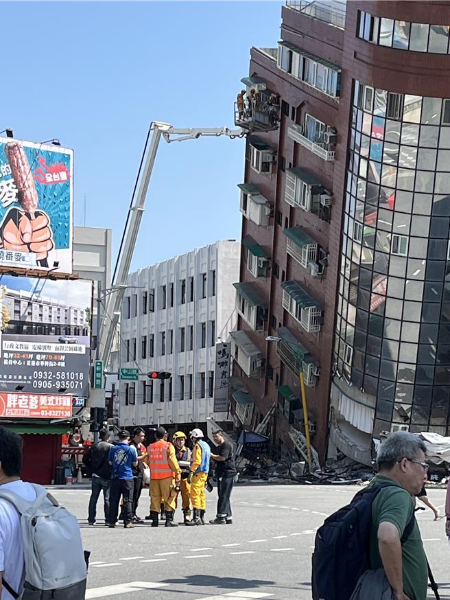 花蓮市軒轅路口「天王星大樓」受災嚴重，已救出9大人1小孩，仍有人受困。（林憶君提供／楊亞璇璇台北傳真）