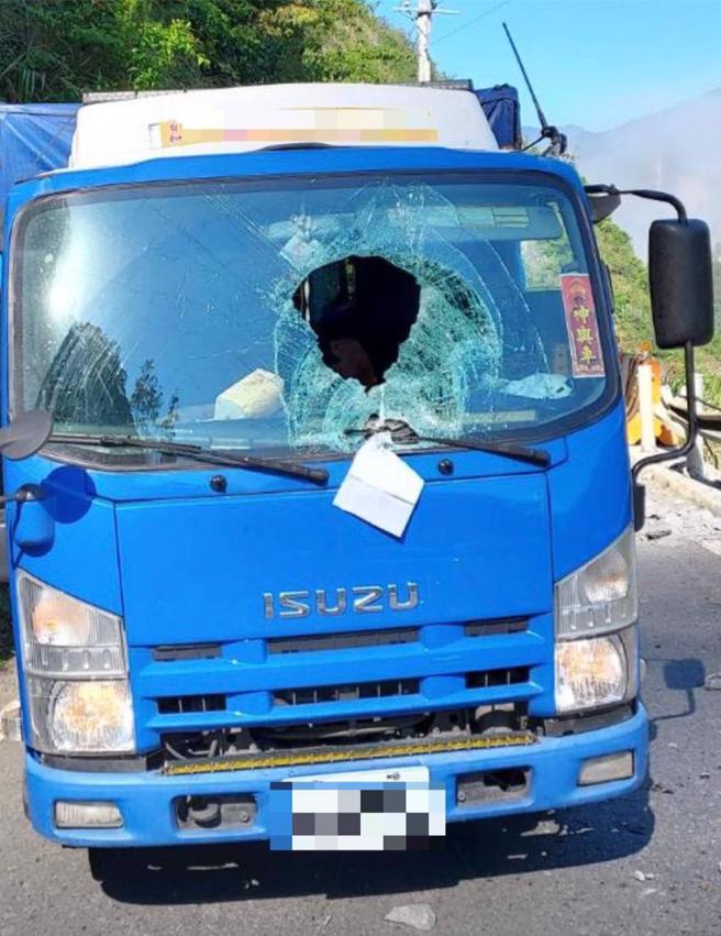 1货车前玻璃遭落石砸中毁损。（照片由警方提供）