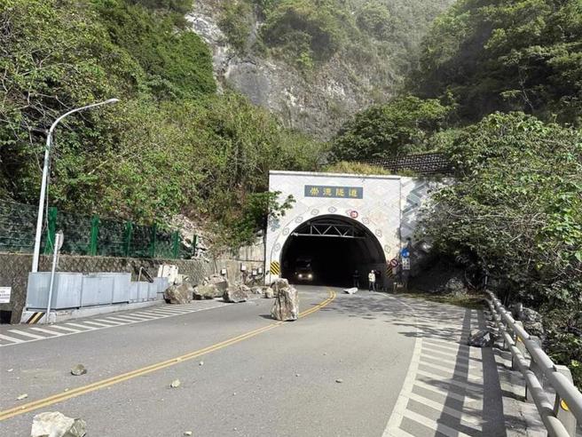 花蓮近海7.2地震，造成清水斷崖山崩，蘇花公路多車遭落石砸中傷亡不明。(民眾提供)
