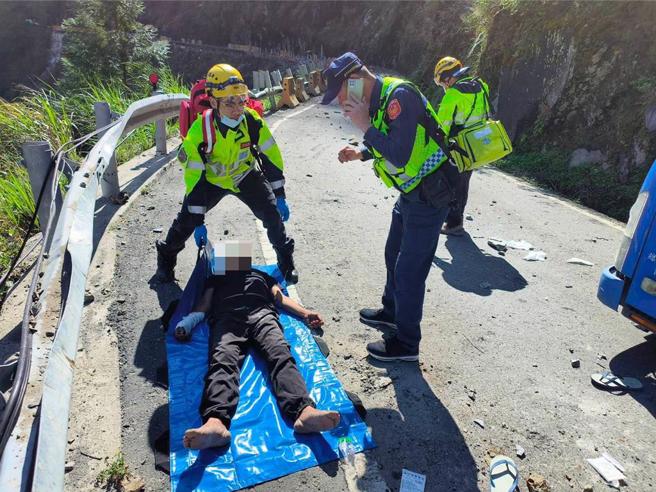 货车司机头部遭砸中，紧急送医救治。（照片由警方提供）