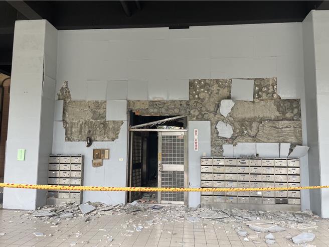 桃园市八德区大智里三元吉第大楼的一楼墙壁严重破裂，磁砖大面积掉落。（翻摄照片）