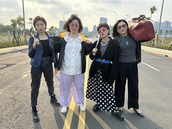 王瞳、宫美乐、锦雯、姚黛玮地震当下正站马路中央拍戏。（民视提供）