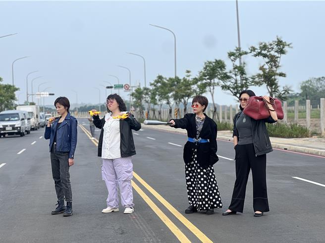 王瞳、宫美乐、锦雯、姚黛玮地震当下正站马路中央拍戏。（民视提供）