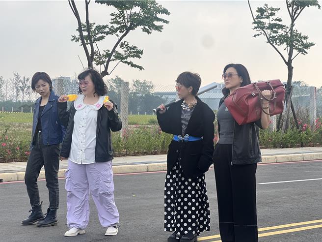 王瞳、宫美乐、锦雯、姚黛玮地震当下正站马路中央拍戏。（民视提供）