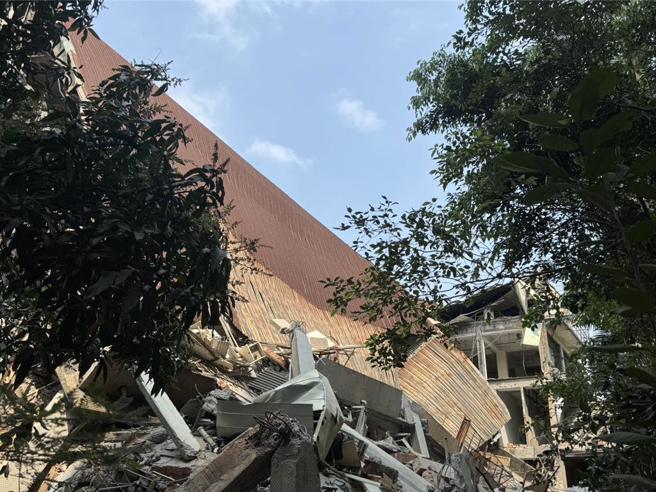 中和倉庫倒塌，救難人員搜索。（柯毓庭攝）