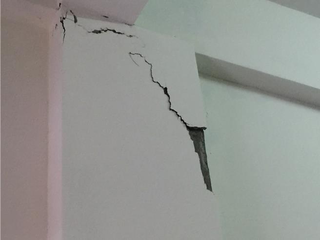 地震过后，民眾可以针对家中的大柱、大梁检查，看看有没有出现45度的裂缝。(戴云发提供／王莫昀台北传真)
