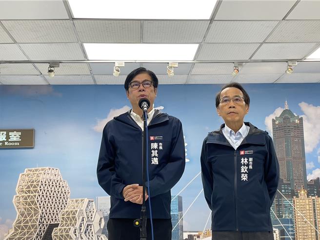 花蓮外海3日上午近8時發生規模7.2強烈地震，全台劇烈搖晃，高雄市長陳其邁出面說明災情狀況。（洪浩軒攝）