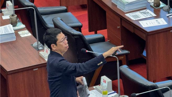 高市议员黄绍庭质疑，黄色小鸭走了「鸭去楼空」，而市府号称亚湾智慧科技创新园区可创造2200亿产值，根本在画大饼。（柯宗纬摄）