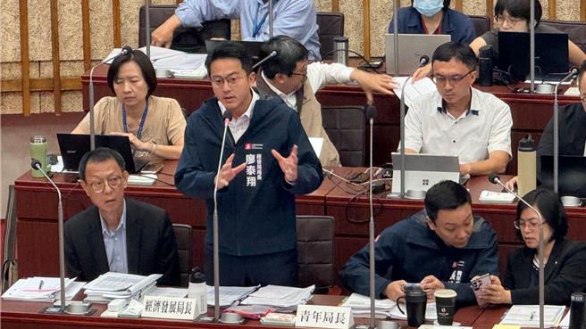 高市经发局长廖泰翔（前排中）指出，针对南高雄产业发展会持续来努力，强调目前亚湾招商、就业、企业进驻等都是实际的。（柯宗纬摄）