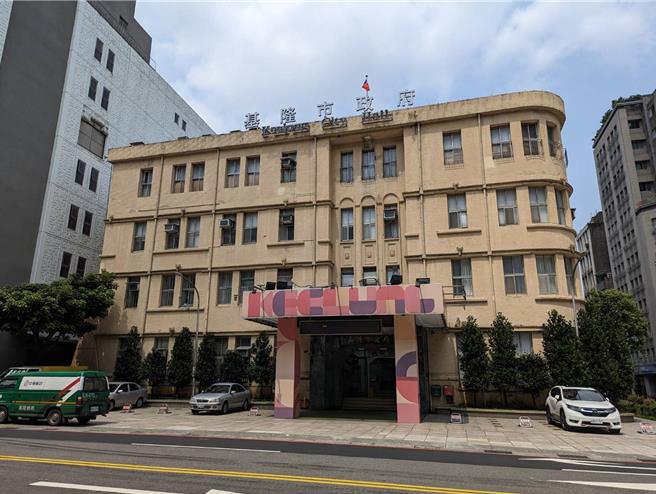 身為基隆市歷史建築的基隆市政府，在3日上午的全台大震中，主體建物並沒有受到影響，但供水管路卻發生錯位斷裂狀況，全棟停水。（張志康攝）