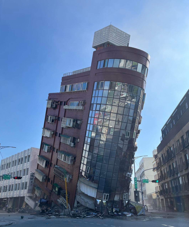 花蓮3日地震，造成房屋傾斜，其中天王星大樓有民眾受困，警消獲報後已前往救援。（圖 / 民眾提供）