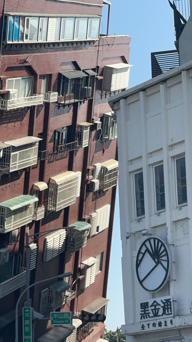 稍早前有民眾受困大樓，現已平安救出。（圖 / 民眾提供）