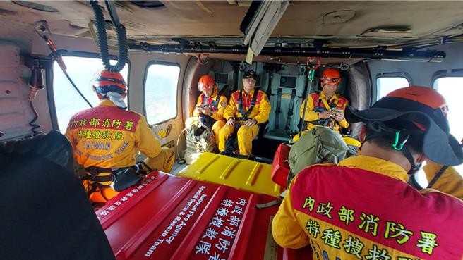 消防署特种搜救队今早搭乘直升机赶往花莲救灾。（消防署提供）