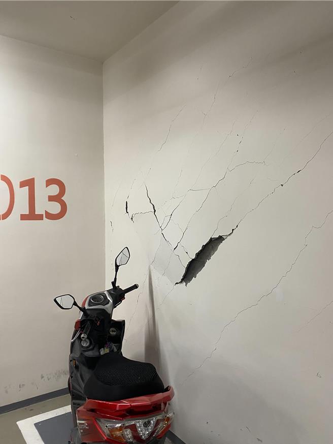 中壢一號宅地下室龜裂崩落、外牆梁柱裂，彭俊豪要求住發處全面檢視結構安全。(彭俊豪提供／蔡依珍桃園傳真)