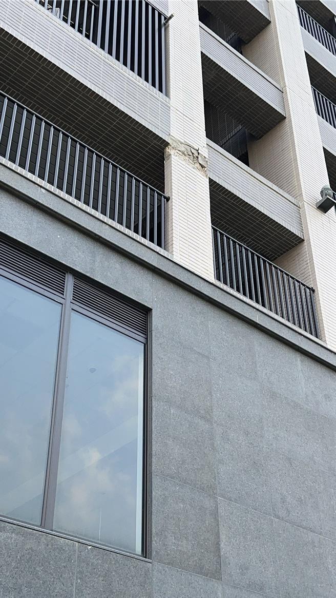 中壢一號宅地下室龜裂崩落、外牆梁柱裂，彭俊豪要求住發處全面檢視結構安全。(彭俊豪提供／蔡依珍桃園傳真)