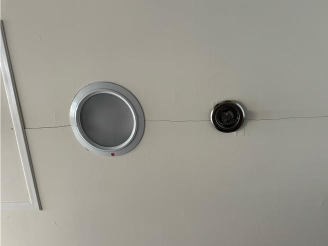 中壢一號宅地下室龜裂崩落、外牆梁柱裂，彭俊豪要求住發處全面檢視結構安全。(彭俊豪提供／蔡依珍桃園傳真)