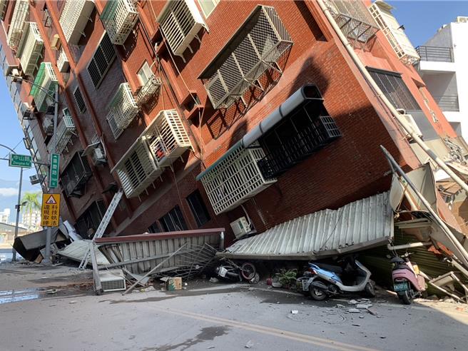 張齡予分享傾斜大樓現況，杜詩梅。（張齡予提供）