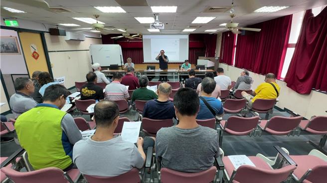 關山鎮公所2日舉行「稻稈氣化發電處理場」及「養豬廢水集中處理場說明會。（蔡旻妤攝）