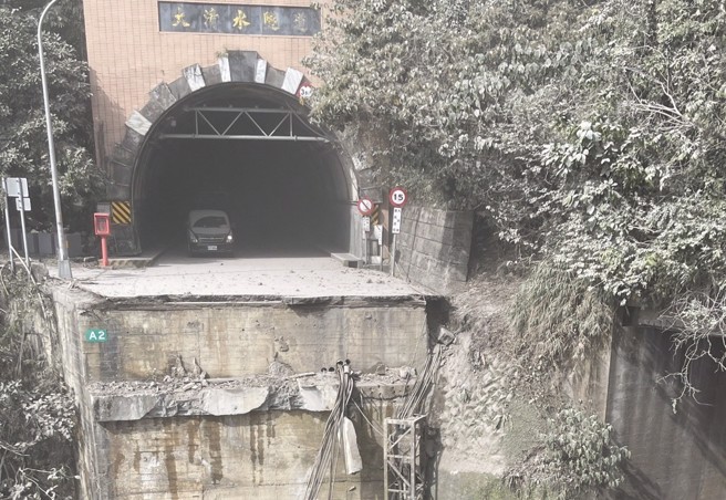 花莲4月3日发生芮氏规模7.2地震，造成苏花公路落石不断，清水隧道前更出现路基断裂。（资料照，民眾提供）
