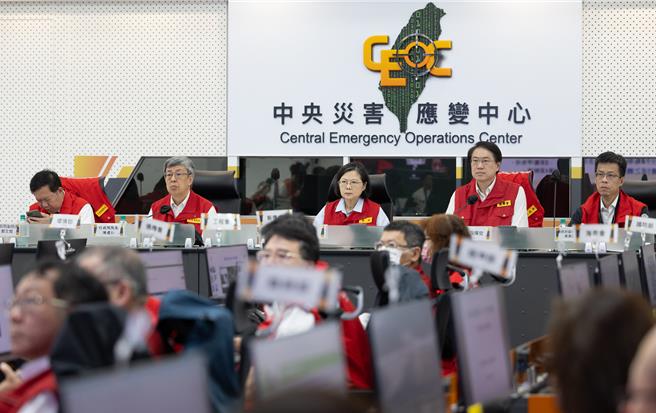 视察中央灾害应变中心 蔡英文指示各部会随时启动各项应变工作。（总统府提供）
