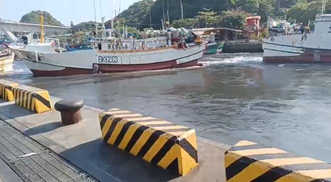 一名民眾事發時正於蘇港澳，更直擊海水急速快退的詭異現象，並擔憂表示：「很怕是海嘯的前兆，因為水流的方向是流向大海那一邊。」（圖 / 民眾提供）