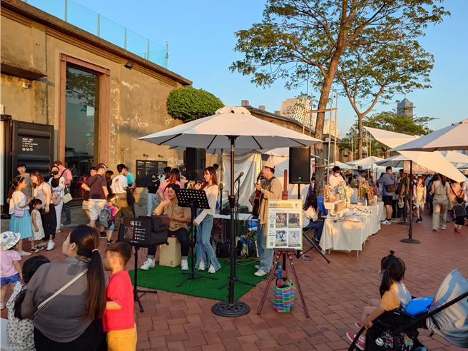 清明连假将至，高雄市交通局预测连假期间各景点车多时段，提醒民眾避开，或改搭大眾运输工具前往。（任义宇摄）