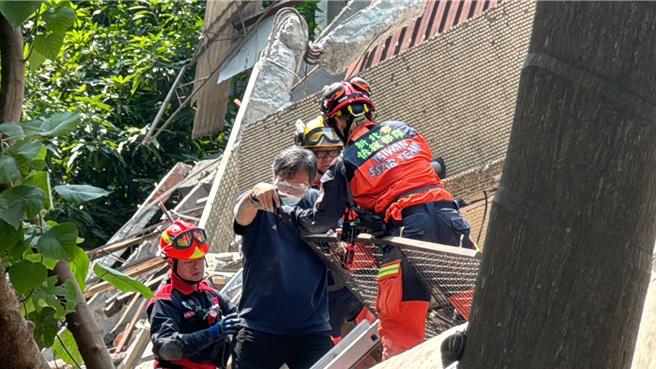 消防人员成功救出受困约1小时的杨先生。（柯毓庭摄）