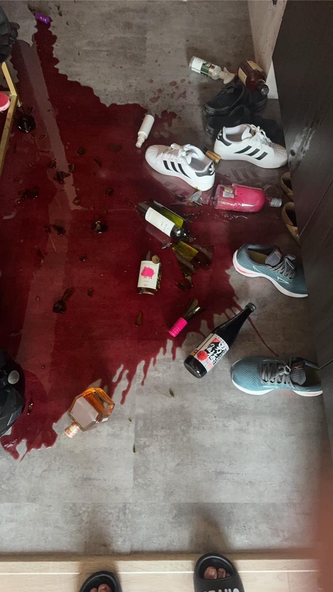 花蓮外海發生芮氏規模7.2地震，桃園最高5級，一度有17997戶停電，經台電搶修後，目前仍有3467戶還在停電中，台電已派員針對轄內各變電所及配電線路設備加強巡檢中。圖為桃園青埔1民眾家中紅酒因地震受損。（讀者提供）★《中時新聞網》關心您：飲酒過量，有礙健康。酒後不開車，安全有保障！