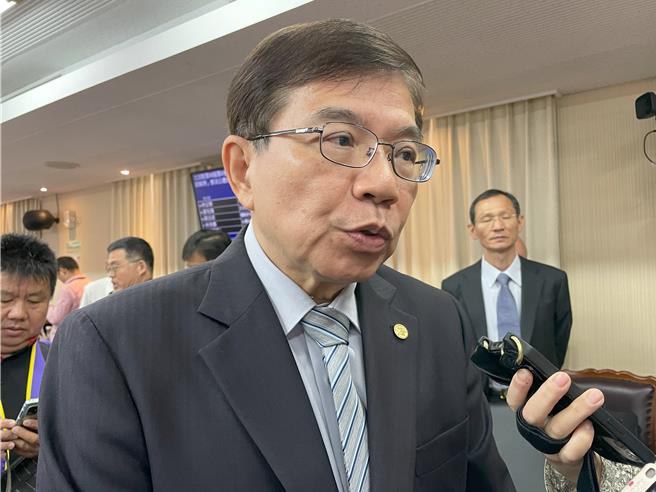 交通部长王国材出席立法院交通委员会「道路交通管理处罚条例」修法公听会，受访时被问到地震影响东部输运的情形。（蔡亚桦摄）