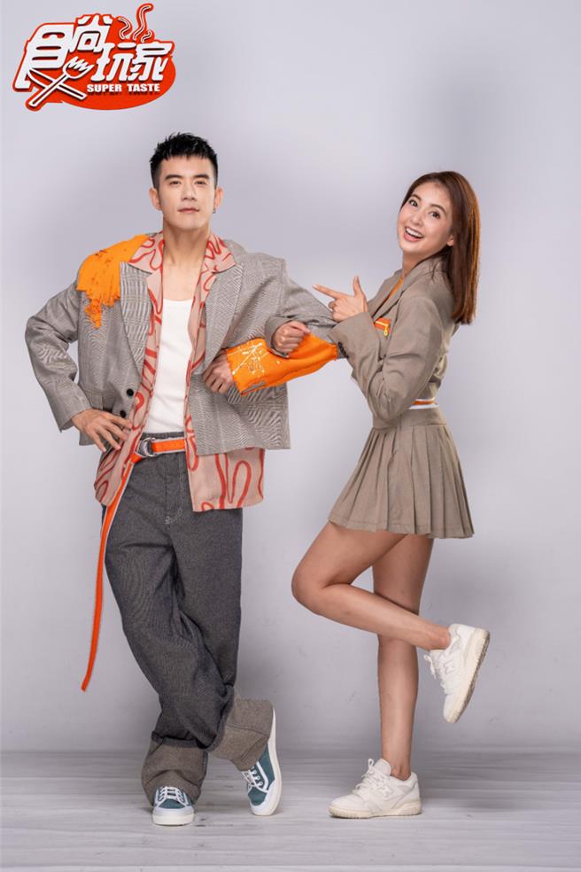 JR（左）搭檔韦汝主持「Hello腹饿代」单元。（TVBS提供）