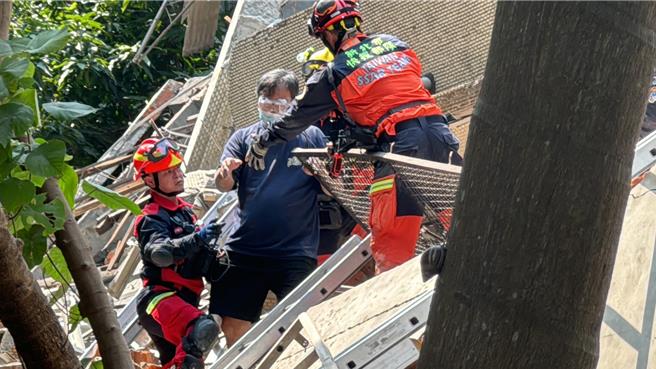 地震造成新北中和區連城路160號倉庫發生倒塌，受困者近11時已順利脫困。（柯毓庭攝）
