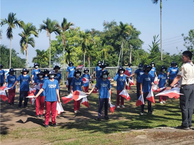 雲林縣實施國一山野教育，分梯次上華山教育農園，3日輪到林內國中學生，圖為學生學習以旗操代替早操。（周麗蘭攝）