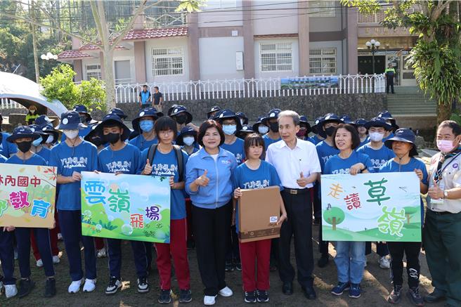 雲林縣長張麗善（右六）與教育處長邱孝文（右四）3日上華山教育農園巡視正在進行山野教育的林內國中學生。（周麗蘭攝）