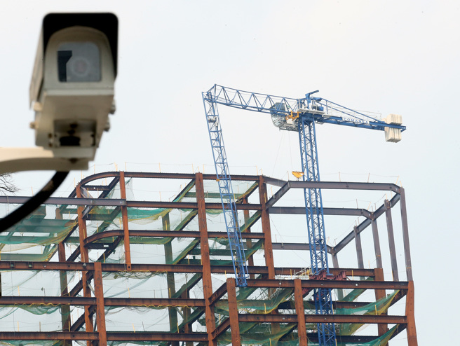 国内今(3)日发生芮氏规模7.2级地震，全台均明显有感，尤其中、北部地区达到5级震度，南部地区亦达4级震度，目前仍余震不断，目前获知双北地区多处建筑工程塔吊断落。台湾东部海域3日发生强震，台北市大直街一处工地内塔式吊车的吊臂应声折断。（范扬光摄）